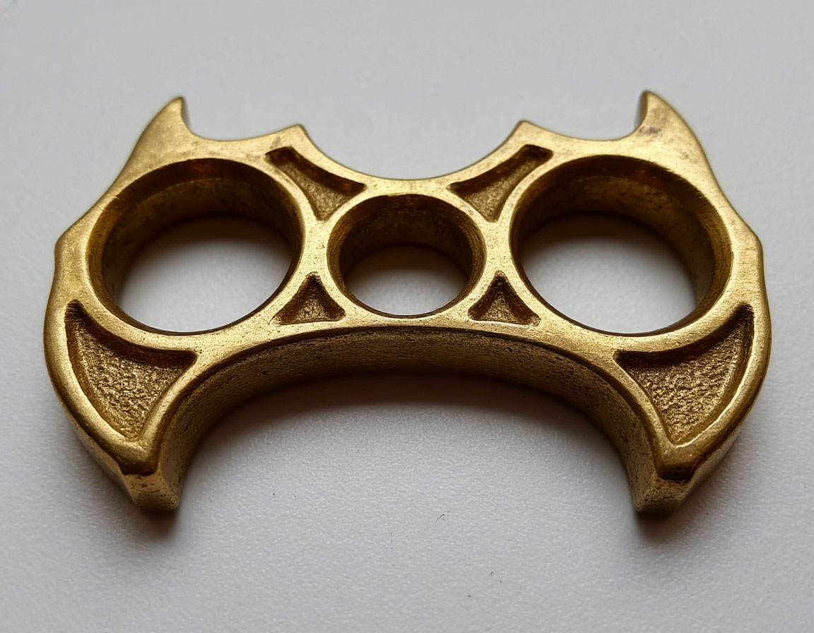 Саратовец с кастетом напал на рабочих при опиловке деревьев